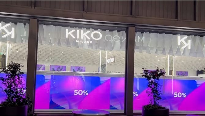 High Refresh Rate Glass Window LED Display for Retail store